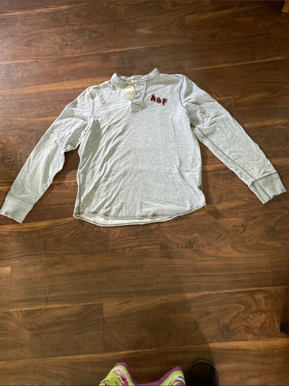 Abercrombie & Fitch Light Gray Long-Sleeve Henley with Red A&F Patch